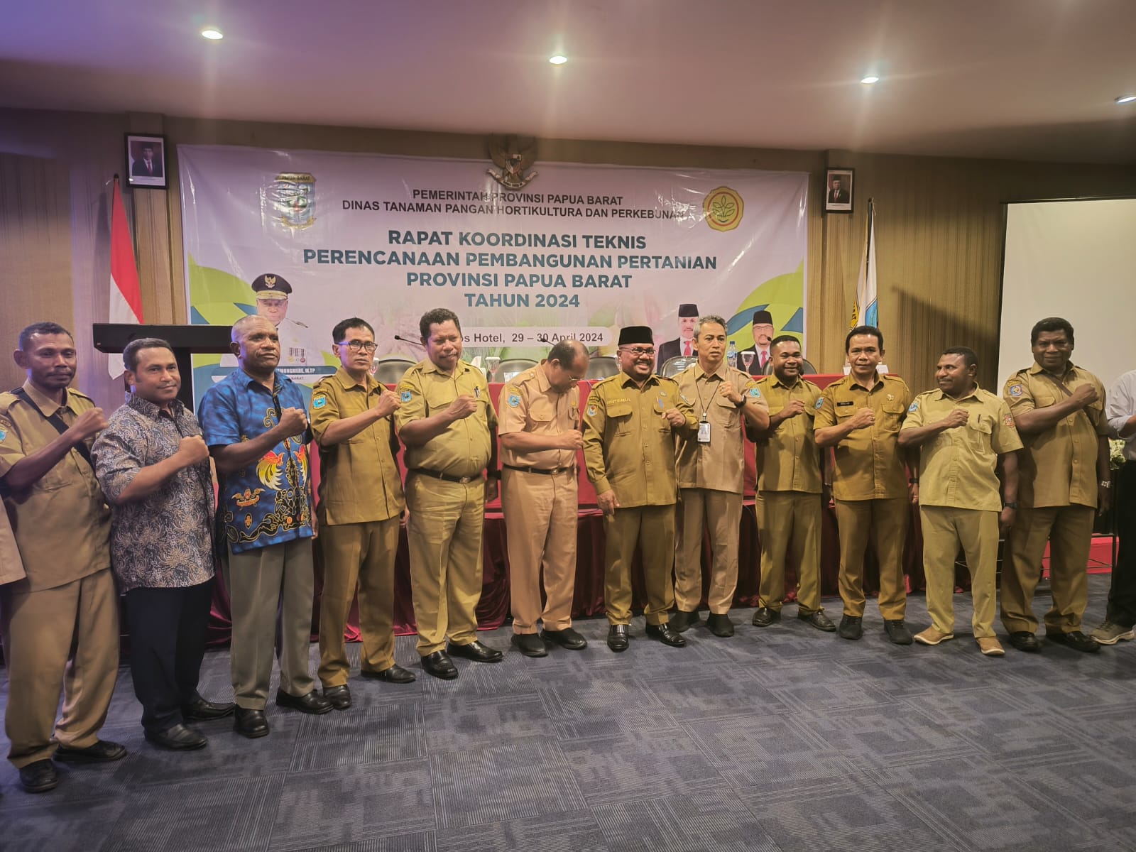 Read more about the article Pimpinan dan Staf Dinas Ketahanan Pangan dan Pertanian Kabupaten Kaimana Menghadiri Rakornas Teknis Perencanaan Pembangunan Pertanian Papua Barat – 2024