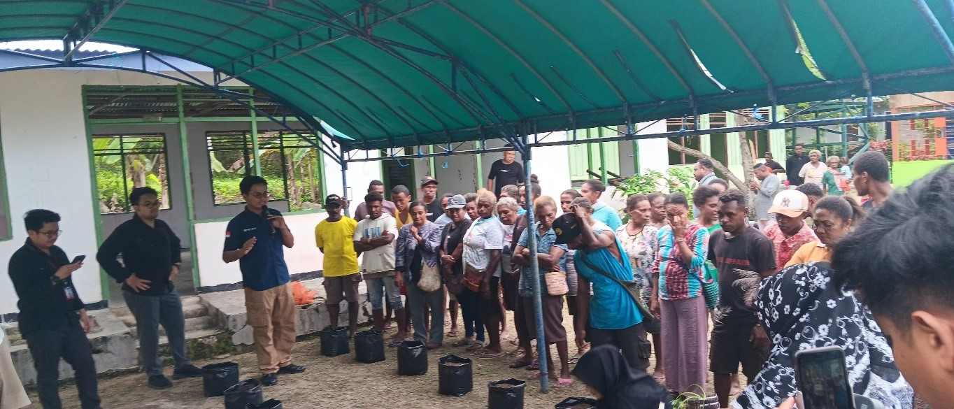Read more about the article Pelatihan Pertanian Kepada Masyarakat Dengan Memanfaatkan Pekarangan Rumah di Kampung Marsi
